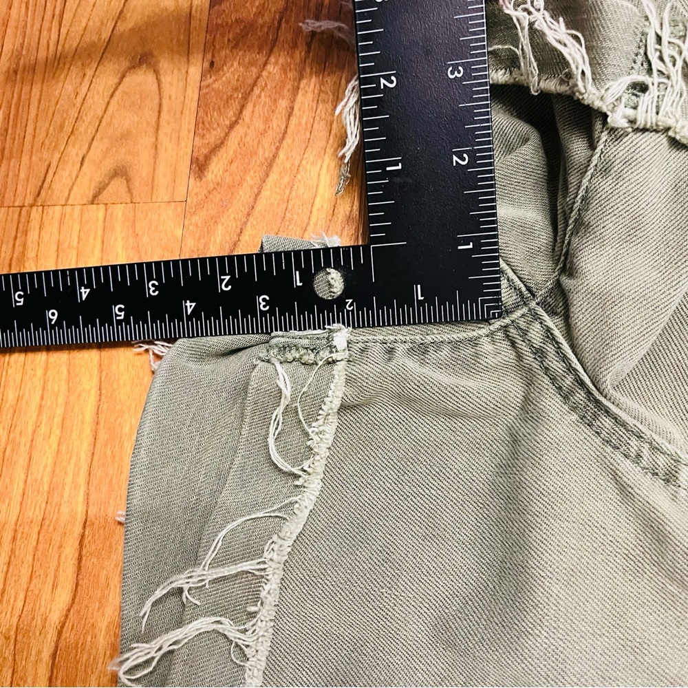 PAIGE Olive Denim cargo Shorts – Raw Hem – Size 25 - Picture 6 of 7
